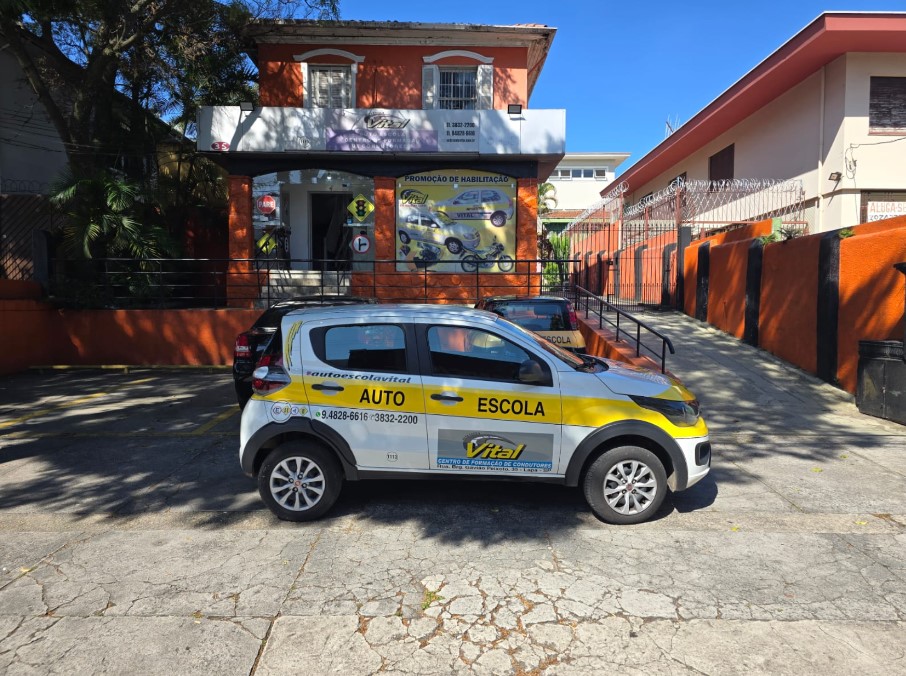 Carro de aula da Autoescola Vital identificado na Lapa