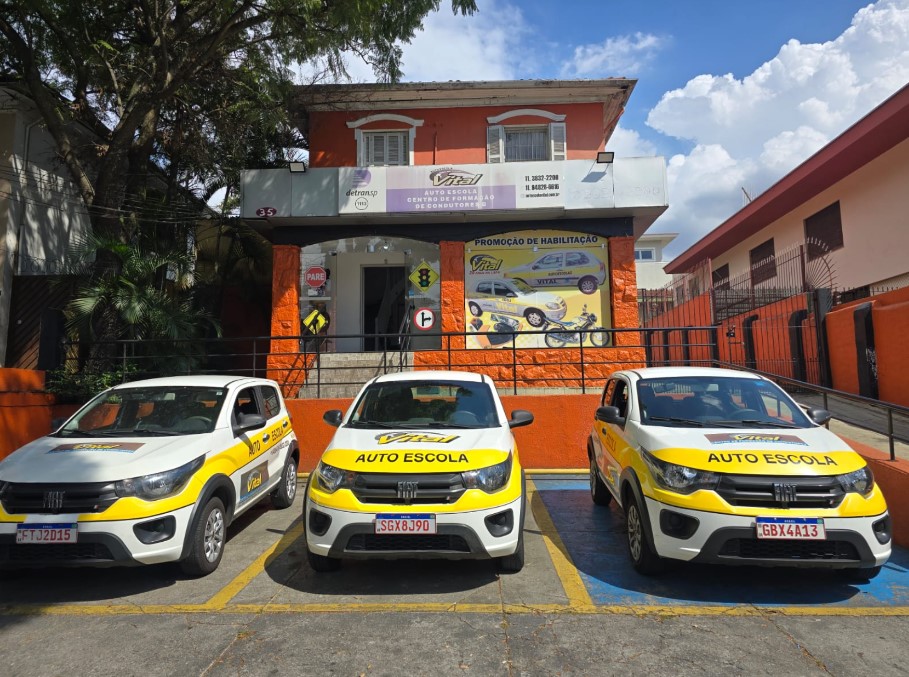 Fachada e frota revisada da Autoescola Vital na Rua Brigadeiro Gavião Peixoto, Lapa